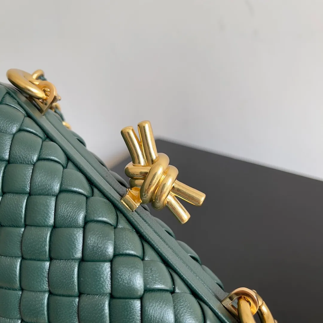 Batch 2260 BOTTEGA VENETA KNOT evening bag chain version for women is now on the market! Delicate and elegant, soft and powerful, this bag is definitely a representative of intellectual women. As an evergreen model of BV, the blessing of the chain is the icing on the cake. The classic weaving once again interprets the unique craftsmanship (the chain can be disassembled separately). Style number: 776662 Size: 19*11.5*5cm